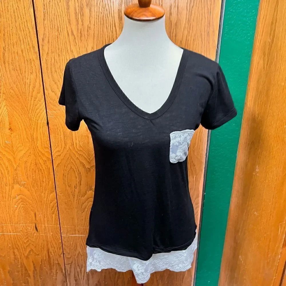 NWT Rue 21 Short Sleeve Black & White Top With Lace Hem & Pocket Size Medium BK8